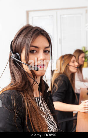 Le donne in per il supporto dei call center Foto Stock