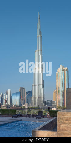 Il Burj Khalifa tra gli altri grattacieli di Dubai Foto Stock