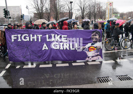 La dimostrazione in anticipo del mondo la Giornata della donna a Berlino, Germania. Foto Stock