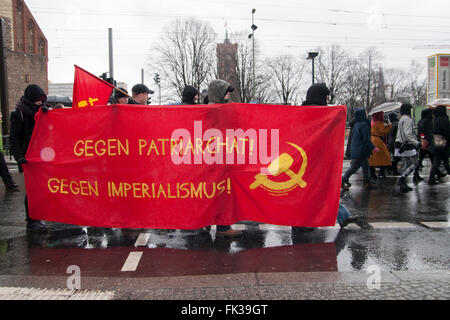 La dimostrazione in anticipo del mondo la Giornata della donna a Berlino, Germania. Foto Stock