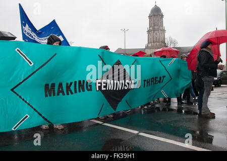 La dimostrazione in anticipo del mondo la Giornata della donna a Berlino, Germania. Foto Stock