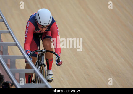 Londra, UK, 6 marzo 2016. UCI 2016 via del Campionato del Mondo di Ciclismo. USA il martello di Sarah compete nel quinto round della donna Omnium, il giro di volo; ha finito con il tempo di 14.275s (63.047 km/h). Ha vinto la medaglia di bronzo globale per i due giorni della manifestazione. Credito: Clive Jones/Alamy Live News Foto Stock