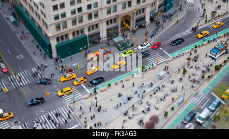 Il traffico e i pedoni attraversano il Madison Square intersezione della Quinta Avenue e il ventitreesimo / 24th strade in tilt-shift effetto miniatura vista. Foto Stock