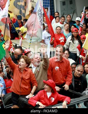 Il presidente brasiliano Luiz Ignacio Lula da Silva, centro con il capo del personale Dilma Rousseff, sinistra, come loro campagna per Aloizio Mercadante durante la campagna elettorale per il governatore di Sao Paulo Ottobre 2, 2010 a Sao Bernardo do Campo, Brasile. Foto Stock