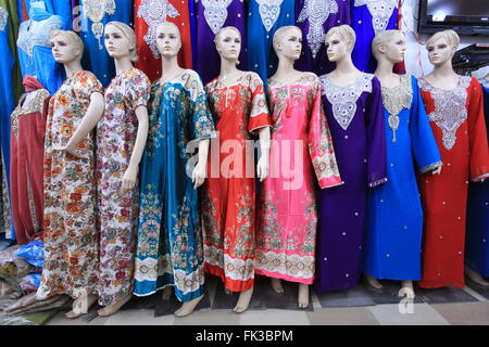 Curdo tradizionale donne abiti a Qaysari bazaar, Erbil Iraq Foto Stock