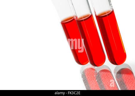 Provette per la prova di caduta di colore rosso, vetreria di laboratorio per la ricerca chimica Foto Stock