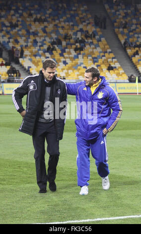 Kiev, Ucraina - 11 novembre 2011: avanti ucraino Andriy Shevchenko (R) parla con il manager tedesco Oliver Bierhoff (entrambi - ex AC Milan giocatori) durante la loro partita amichevole a Novembre 11, 2011 a Kiev, Ucraina Foto Stock