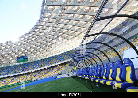 Kiev, Ucraina - 10 Maggio 2012: vista interna dello stadio olimpico (NSC Olimpiysky) durante l'Ucraina partita di campionato tra FC Dynamo Kyiv e FC Tavriya il 10 maggio 2012 a Kiev, Ucraina Foto Stock