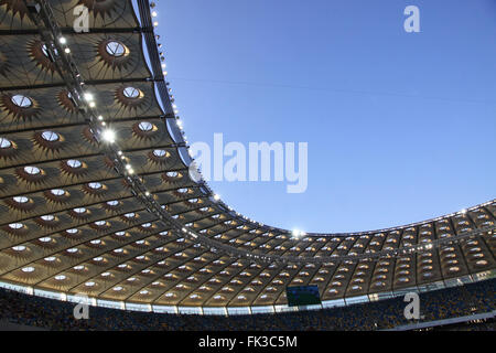 Kiev, Ucraina - 10 Maggio 2012: Olympic Stadium (NSC Olimpiysky) durante l'Ucraina partita di campionato tra FC Dynamo Kyiv e FC Ta Foto Stock