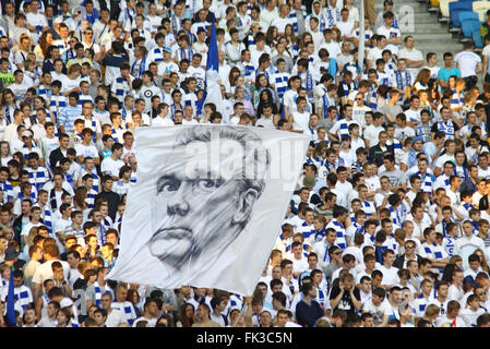 Kiev, Ucraina - 10 Maggio 2012: FC Dynamo Kyiv sostenitori del team mostrano il loro supporto con grande ritratto della famosa Valeriy Lobanovskyi Foto Stock