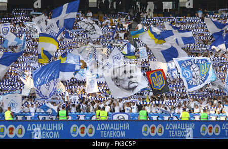 Kiev, Ucraina - 10 Maggio 2012: FC Dynamo Kyiv sostenitori del team mostrano il loro sostegno durante l'Ucraina partita di campionato contro FC Tavr Foto Stock