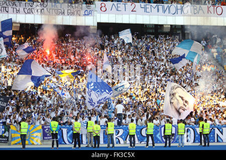 Kiev, Ucraina - 10 Maggio 2012: FC Dynamo Kyiv sostenitori del team mostrano il loro sostegno durante l'Ucraina partita di campionato contro FC Tavr Foto Stock