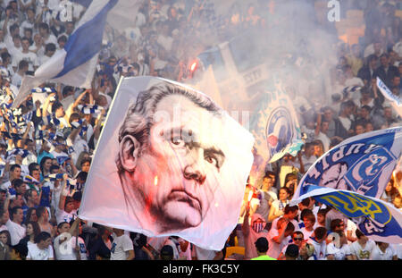 Kiev, Ucraina - 10 Maggio 2012: FC Dynamo Kyiv sostenitori del team mostrano il loro supporto con grande ritratto della famosa Valeriy Lobanovskyi Foto Stock