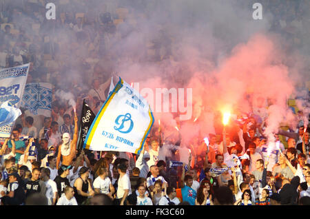 Kiev, Ucraina - 10 Maggio 2012: FC Dynamo Kyiv sostenitori del team mostrano il loro sostegno durante l'Ucraina partita di campionato contro FC Tavr Foto Stock