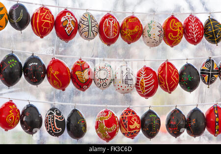 Kiev, Ucraina - 16 Aprile 2015: le righe di colore misto uova durante il tradizionale Festival ucraino di uova di Pasqua (Pysanka) al Foto Stock