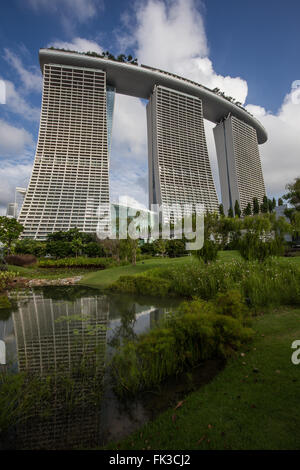 Il Marina Bay Sands è un multibillion dollar resort di Marina Bay a Singapore. Il complesso è stato eveloped da Las Vegas Sands e fatturati. Foto Stock