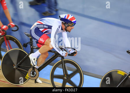 Londra, UK, 6 marzo 2016. UCI 2016 via del Campionato del Mondo di Ciclismo. Gran Bretagna Associazione di Sir Bradley Wiggins e Mark Cavendish (mostrato) ha vinto la medaglia d'oro in Uomini Madison. La coppia ultimo ha vinto il titolo nel 2008. Credito: Clive Jones/Alamy Live News Foto Stock