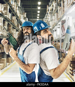Ritratto di due costruttori in un magazzino Foto Stock