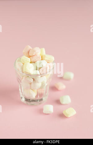 Caramelle pastello fuoriusciti da un colpo di vetro. Foto Stock