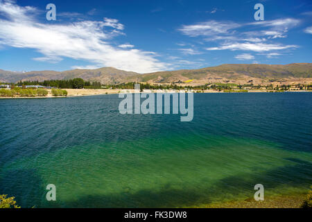 Il lago di Dunstan e gamma di Pisa, vicino a Cromwell di Central Otago, Isola del Sud, Nuova Zelanda Foto Stock