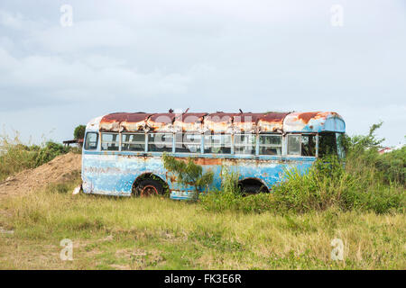 Decadendo Blue Bird pulmann in Ogg Spencer scrapyard autotrasporti, Liberta, sud Antigua Antigua e Barbuda, Antille Foto Stock