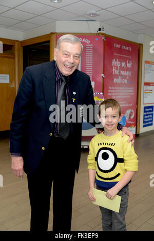 Harold 'Dickie' uccello incontra un giovane fan a Barnsley Ospedale, South Yorkshire, Regno Unito. Immagine: Scott Bairstow/Alamy Foto Stock