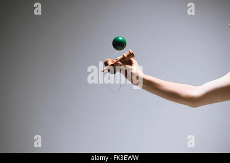 Giapponese giovane uomo giocando con Kendama Foto Stock