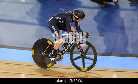 Londra, UK, 6 marzo 2016. UCI 2016 via del Campionato del Mondo di Ciclismo. Nuova Zelanda Lauren Ellis ha animato il sesto round della donna Omnium, il punto della gara. Lei ha guadagnato 3 giri sul campo; ha finito in ottavo posto assoluto alla fine dei due giorni di evento con un totale di 143 punti (65 sono state acquisite nel punto di gara). Credito: Clive Jones/Alamy Live News Foto Stock