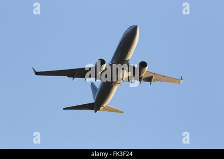 Aeroplano che vola nel cielo Foto Stock