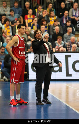 Hagen, Germania. 06 Mar, 2016. Nikolaos Zisis #6 di Brose cesti e Headcoach Andrea Trinchieri colloqui durante la Hagen e Brose cesti partita di basket dove Brose ceste ha vinto con punteggio 87-66. © Maik Boenisch/Pacific Press/Alamy Live News Foto Stock