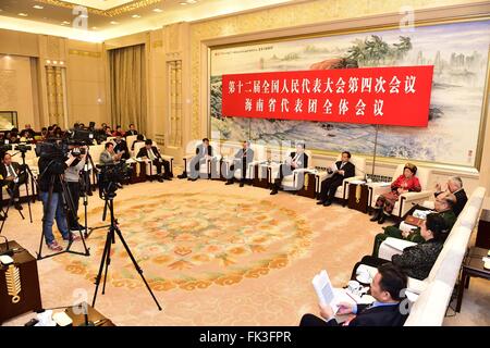 Pechino, Cina. 7 Mar, 2016. Una riunione plenaria dei deputati dall Hainan Provincia alla quarta sessione del XII congresso nazionale del popolo si svolgerà a Pechino Capitale della Cina, 7 marzo 2016. © Liu Junxi/Xinhua/Alamy Live News Foto Stock