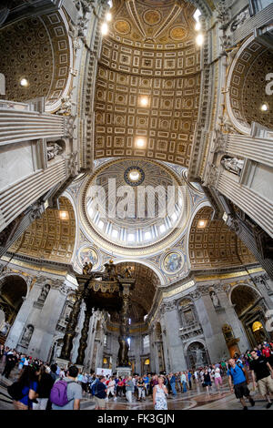 Un estremo un ampio angolo di visione dell'interno della Basilica di San Pietro in Vaticano, Roma, Italia Foto Stock