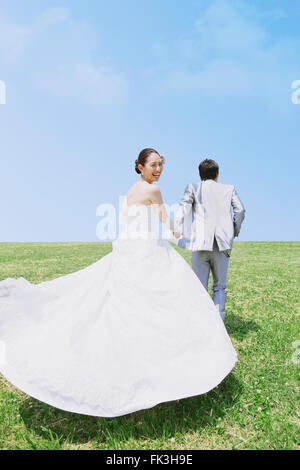 Giapponese sposa e lo sposo in un parco della città Foto Stock