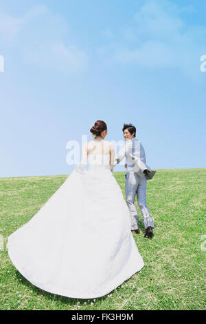 Giapponese sposa e lo sposo in un parco della città Foto Stock