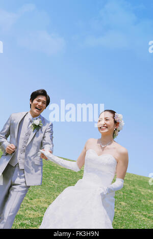 Giapponese sposa e lo sposo in un parco della città Foto Stock