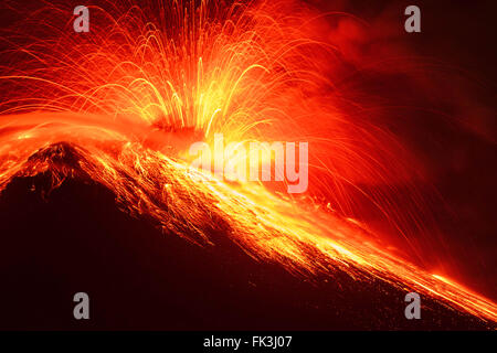 Gamma vicina lunga esposizione del vulcano Tungurahua Night Shot Foto Stock