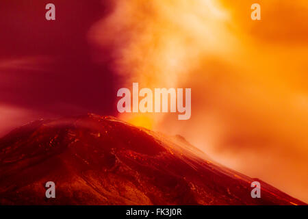 Drammatica eruzione vulcanica da notte lunga esposizione vulcano Tungurahua Foto Stock