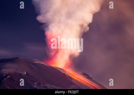 Super vicino vulcano Tungurahua di notte in eruzione Foto Stock