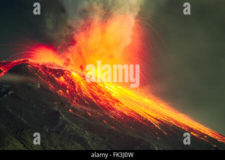 Vulcano Tungurahua coperto dalla lava durante la notte Esplosione vicino gamma Foto Stock