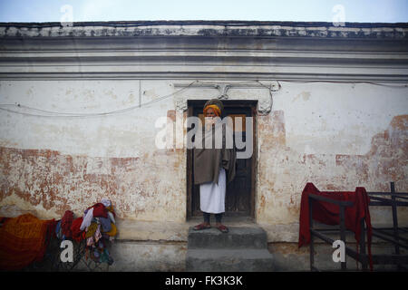 Kathmandu, Nepal. 7 Mar, 2016. Un indù o Sadhu Uomo Santo si erge al di fuori il suo ashram all'interno del tempio di Pashupatinath premessa a Kathmandu, Nepal lunedì 7 marzo, 16. Santo uomini provenienti da India e Nepal Vieni a festeggiare la festa di Maha Shivaratri dal fumo di marijuana, cospargendo i loro corpi con la cenere, offrendo preghiere dedicato alla divinità Indù, Signore Shiva. Credito: Skanda Gautam/ZUMA filo/Alamy Live News Foto Stock