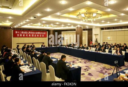 Pechino, Cina. 7 Mar, 2016. Una riunione plenaria dei deputati dalla provincia di Gansu alla quarta sessione del XII congresso nazionale del popolo si svolgerà a Pechino Capitale della Cina, 7 marzo 2016. © Chen Jianli/Xinhua/Alamy Live News Foto Stock