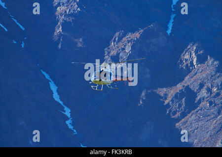 Le linee di elicottero elicottero scoiattolo e il Remarkables Mountains, Queenstown, Otago, Isola del Sud, Nuova Zelanda Foto Stock