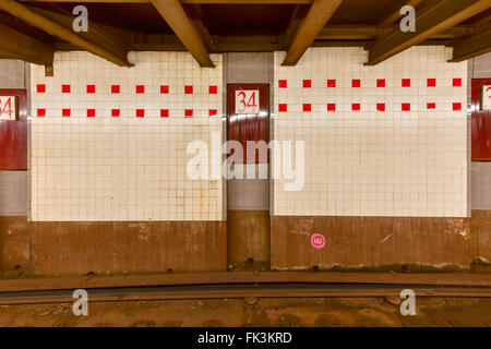 New York City - Febbraio 16, 2016: MTA 34th Street Subway Station, Herald Square a New York City. Foto Stock