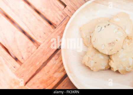 Anacardi cookie sul piatto di legno, stock photo Foto Stock