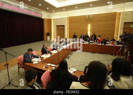 Pechino, Cina. 7 Mar, 2016. Una riunione plenaria dei deputati da Pechino alla quarta sessione del XII congresso nazionale del popolo si svolgerà a Pechino Capitale della Cina, 7 marzo 2016. Credito: Zhang Cheng/Xinhua/Alamy Live News Foto Stock