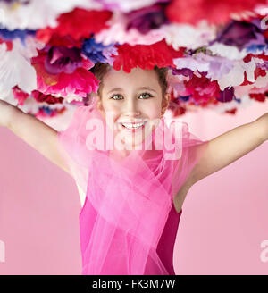 Allegro bambina indossa un cappello di fiori Foto Stock