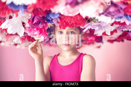 Carino piccolo cutie tra fiori colorati Foto Stock