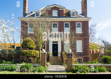 Inghilterra, Wickhambreaux village, Kent. Barocco grande mansion house The Old Rectory, precedentemente Wickham House. Rosso-marrone mattone edificio a due piani. Foto Stock