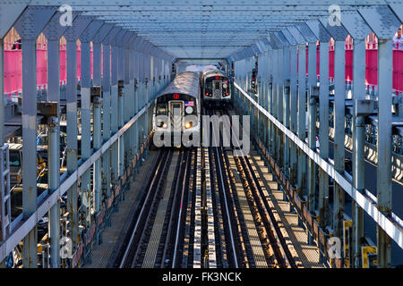 Vagoni della metropolitana che attraversa il Williamsburg Bridge tra Brooklyn e Manhattan a New York City Foto Stock