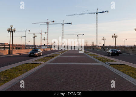 Costruzione di gru su Fisherman Wharf - Washington DC, Stati Uniti d'America Foto Stock